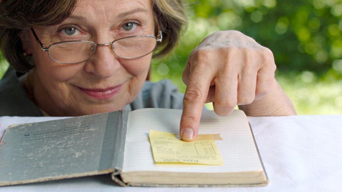 «Твоя зарплата только на колготки!» — заявил муж, претендуя на наш дом. Решила его немного расстроить