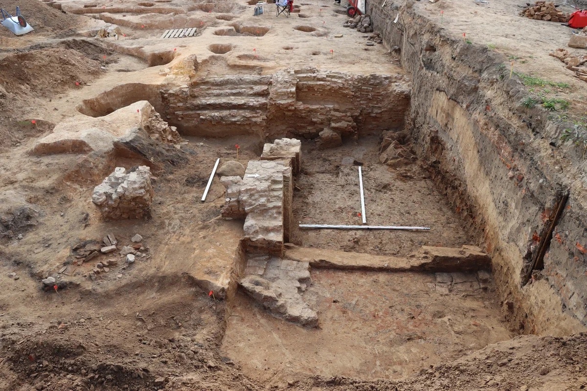 Печать князя, таинственная клеть, плохие ножи из Европы: что нашли археологи в 2025 году